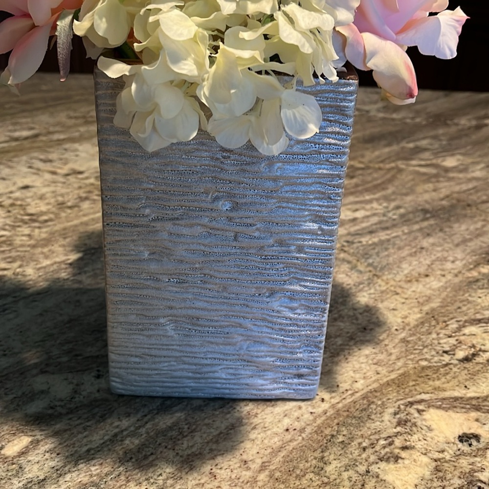 Gorgeous silk flower arrangement with vase. - Picture 5 of 7